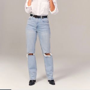 Abercrombie curve love ultra high rise straight jean in size 27.